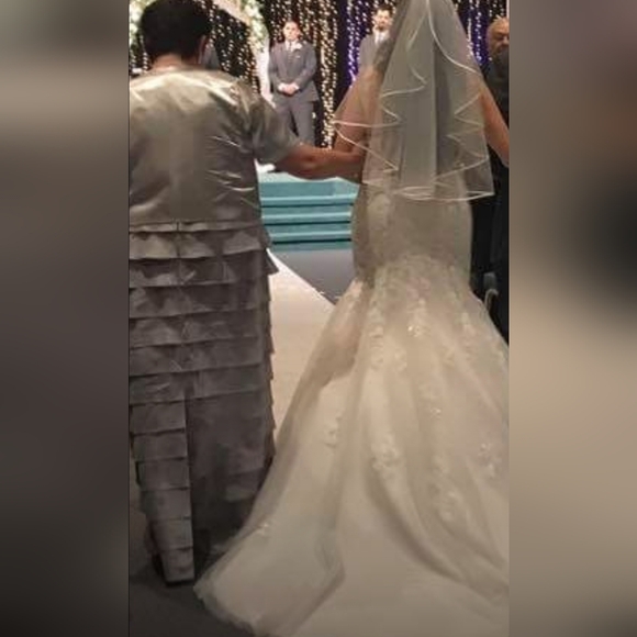 David’s Bridal Wedding Dress Open back & Long Train Woman Size 10 - Picture 16 of 16